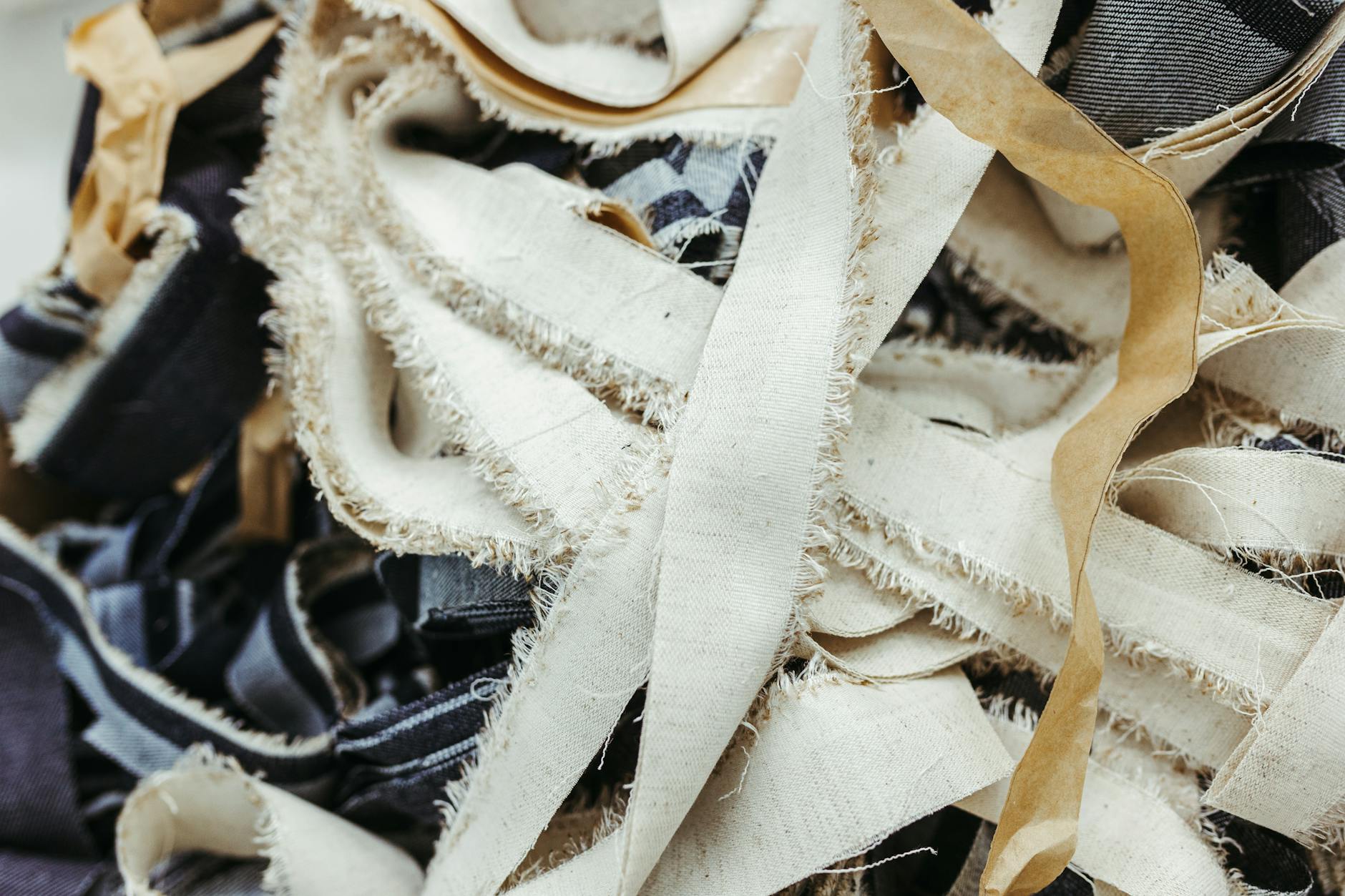 Paski tkanin o różnych kolorach i fakturach ułożone obok siebie