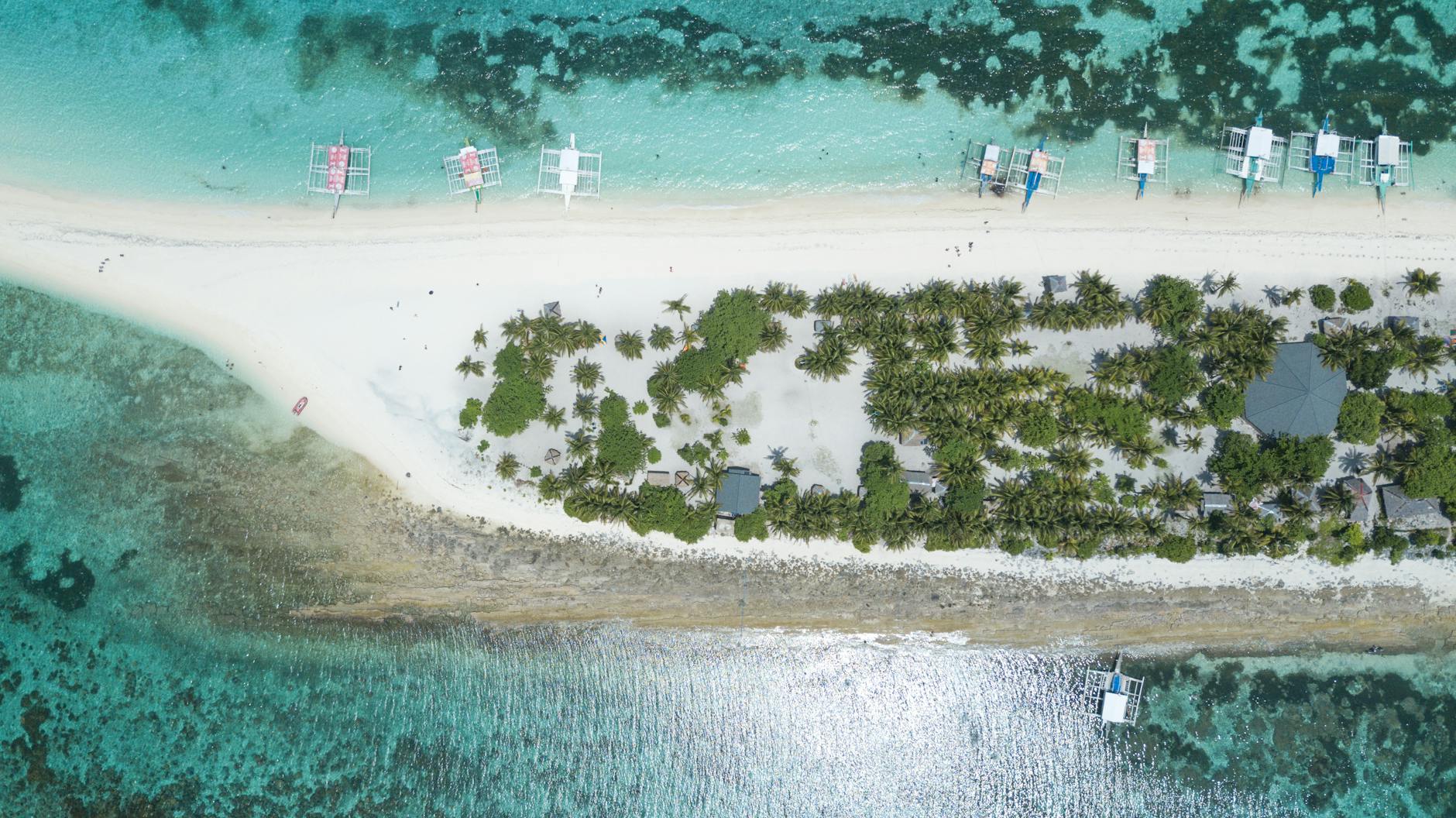 Tropikalna plaża na filipińskiej wyspie z lotu ptaka, lazurowa woda