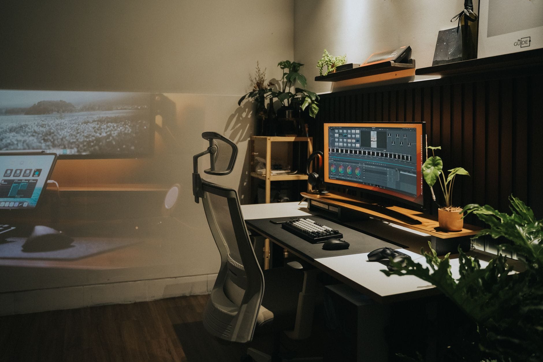 Ergonomiczne domowe biuro z zakrzywionym monitorem i wygodnym krzesłem