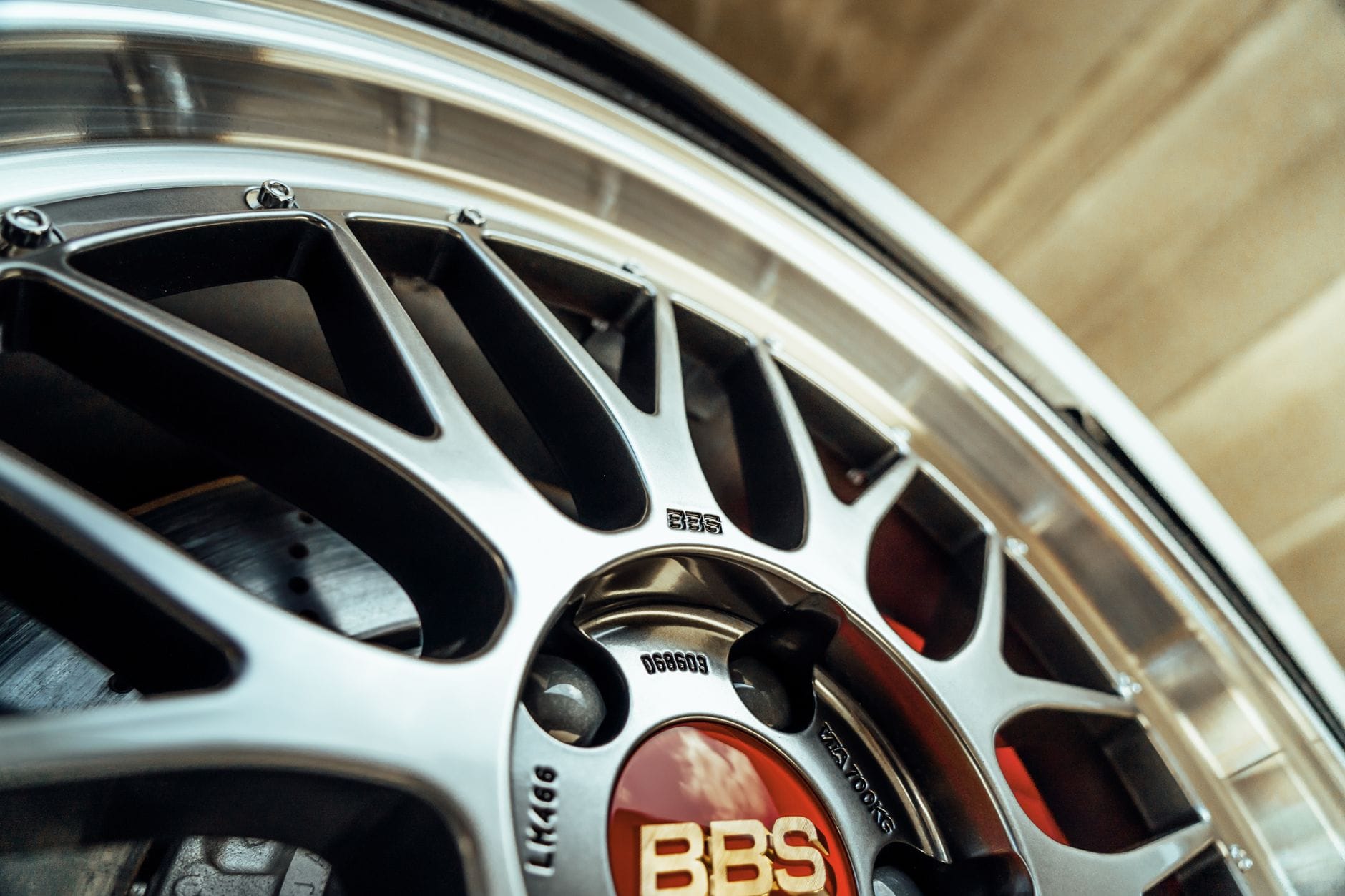 Zbliżenie na stylową felgę aluminiową BBS do samochodu Zbliżenie na stylową felgę aluminiową BBS do samochodu